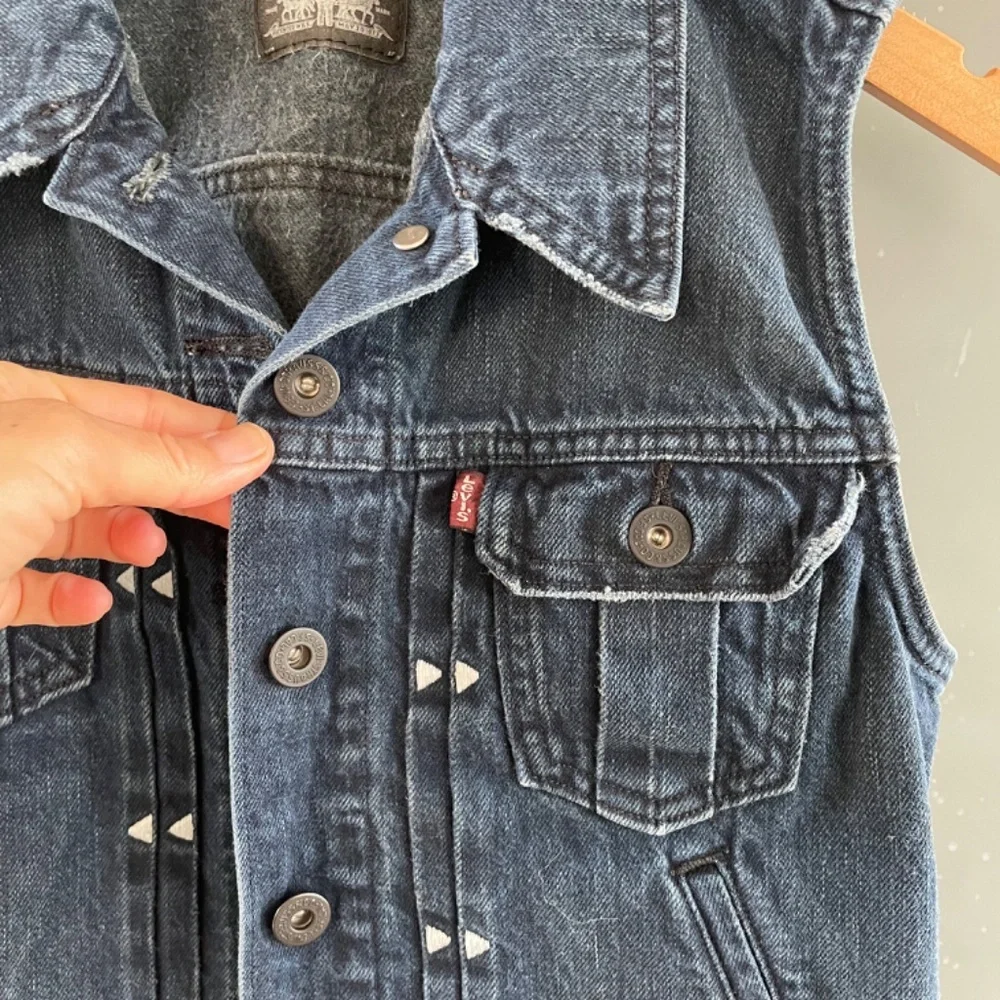 Levi’s Dark Wash Denim Vest Small 100% Cotton Trucker Style Embroidered Western